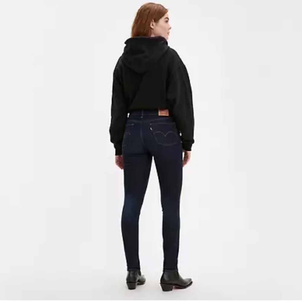 Levi’s 711 skinny stretch dark denim jeans. Excellent condition! Sz 30